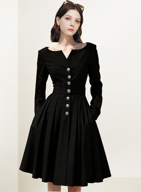 QOOEL法式复古单排扣赫本风小黑裙2025秋冬新款修身高级感连衣裙