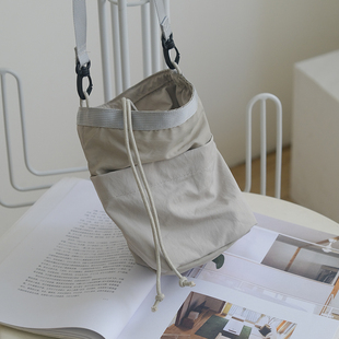 日韩流行city风百搭斜挎抽绳水桶包 新款 氧气种子ins女包 2025夏季