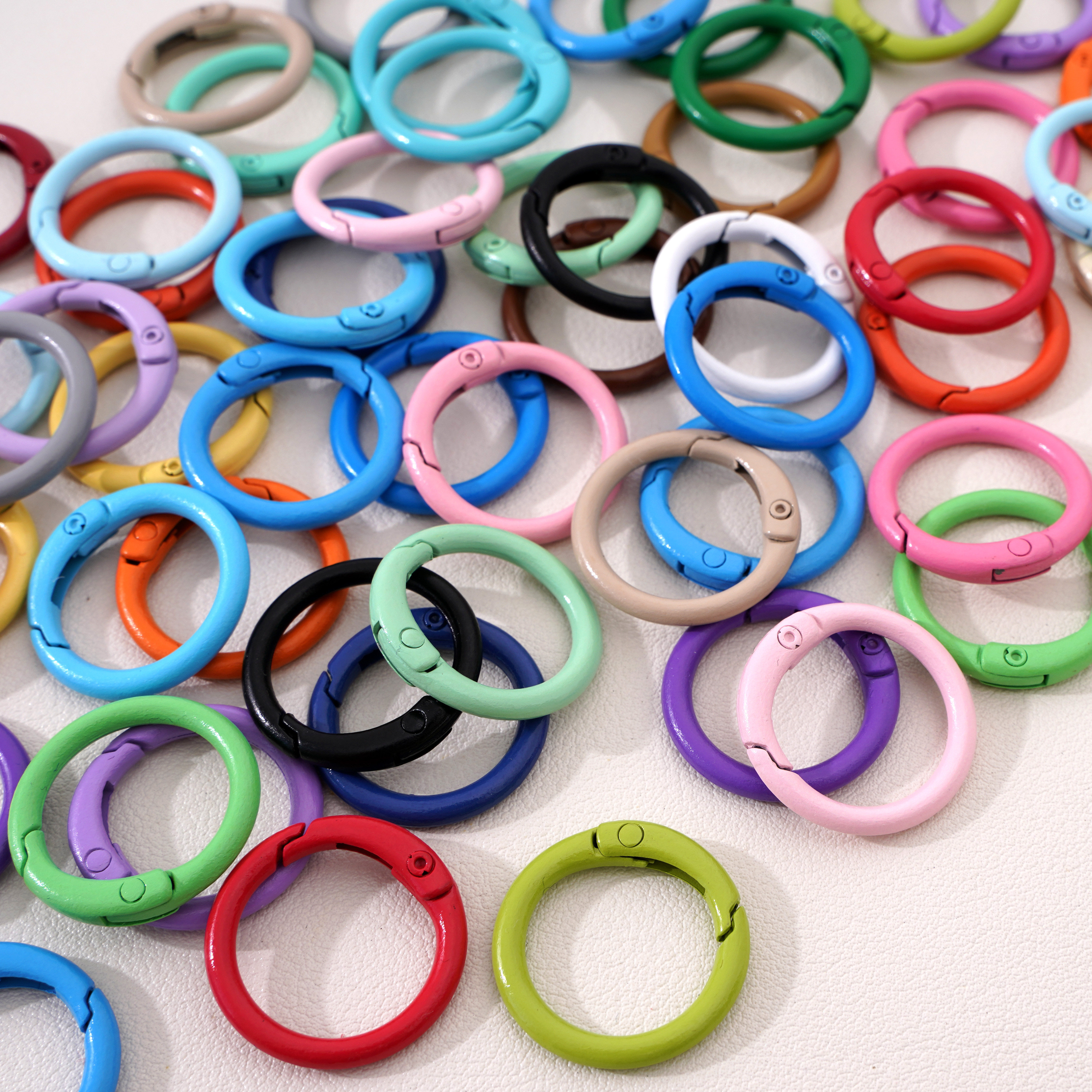 DIY饰品配件23.5mm钥匙扣开口圈金属喷漆弹簧扣箱包车挂圈圆环扣