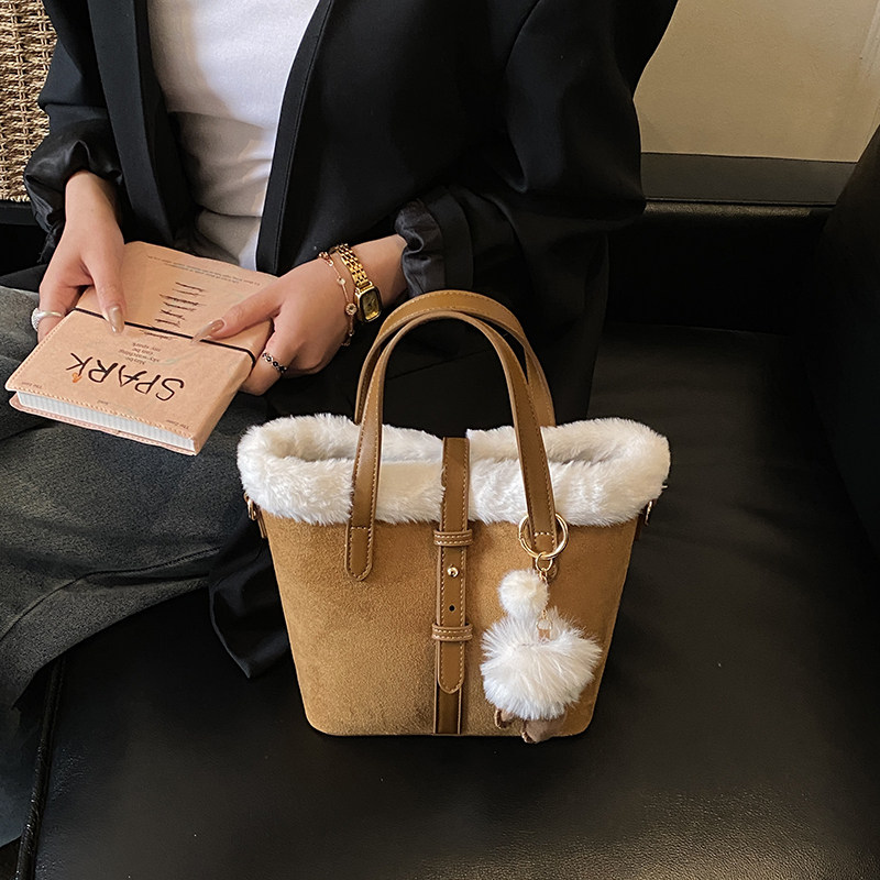 巨好看的毛绒小包包女2025新款磨砂水桶包秋冬复古休闲单肩斜挎包,箱包皮具/热销女包/男包,水桶包,淘宝优惠券,粉丝福利购,淘宝优惠卷