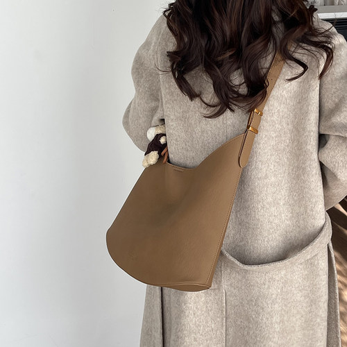 极简风百搭水桶包2025新款