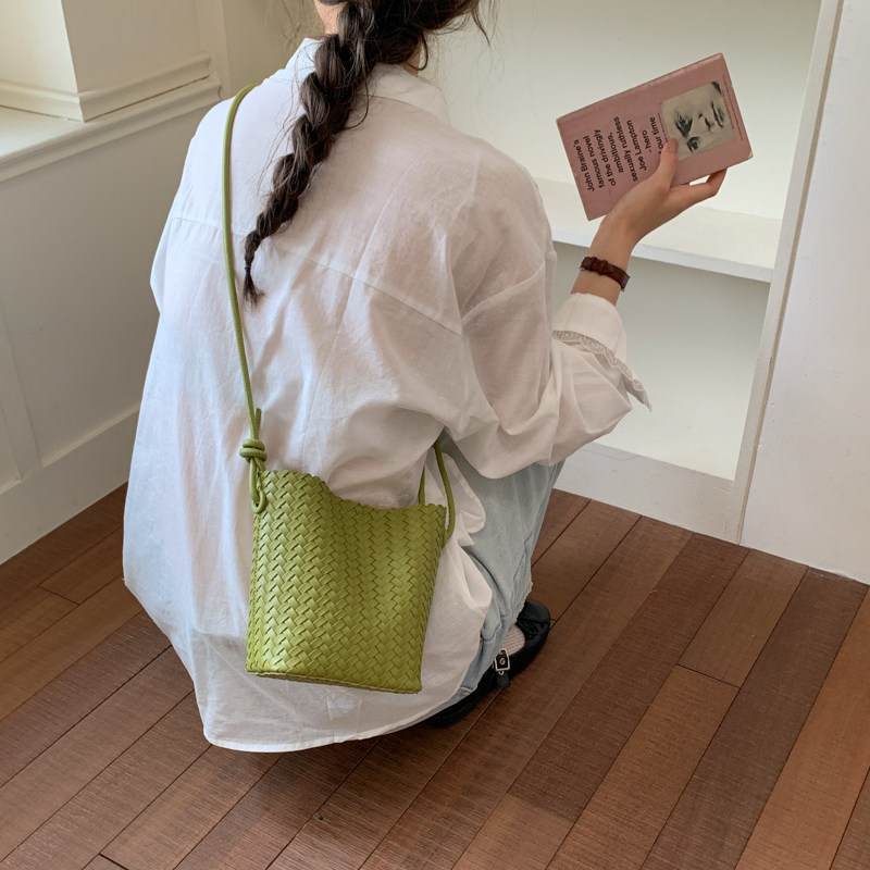 巨好看夏日通勤编织包包女2026新款韩系高级感复古小众斜挎手机包