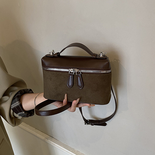 高级感小众包包女2025新款磨砂复古斜挎包韩版休闲通勤手提小方包