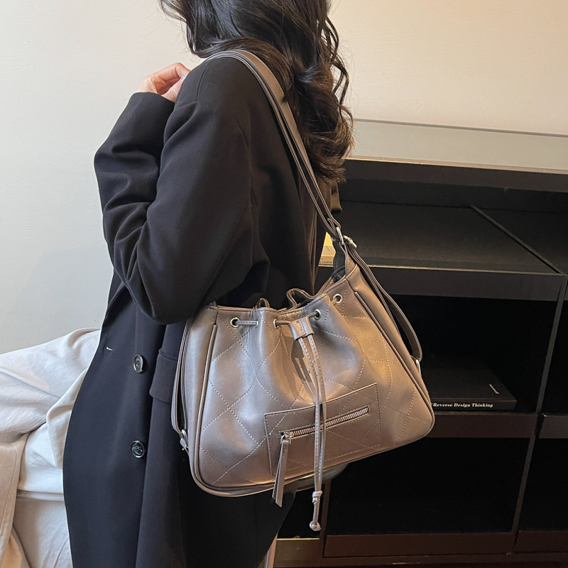 小众抽绳水桶包2025新款