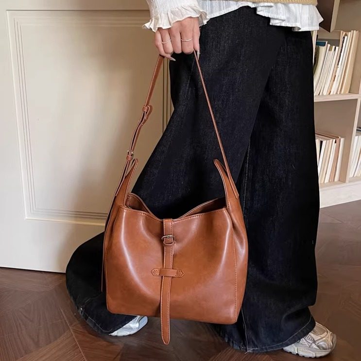 简约复古大容量腋下包包女2026新款高端大气大容量通勤托特水桶包,箱包皮具/热销女包/男包,水桶包,淘宝优惠券,粉丝福利购,淘宝优惠卷