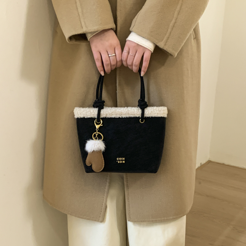 秋冬超火手提羊羔毛绒水桶包