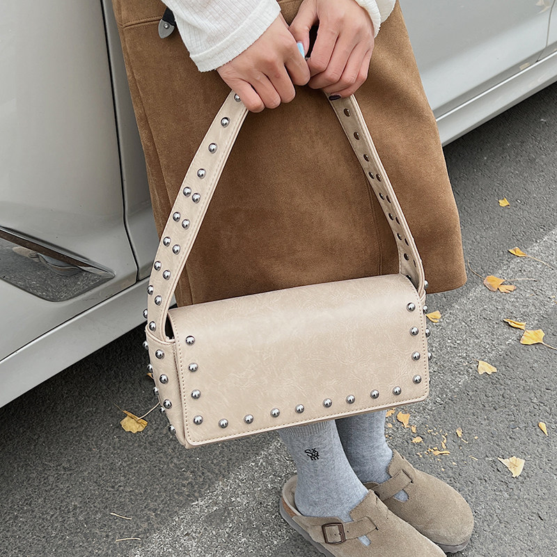 美式机车风铆钉腋下包女式2026新款复古时尚甜酷辣妹包通勤单肩包,箱包皮具/热销女包/男包,腋下包,淘宝优惠券,粉丝福利购,淘宝优惠卷