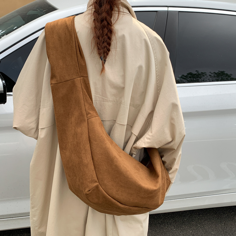 小众宽肩带饺子包2025新款