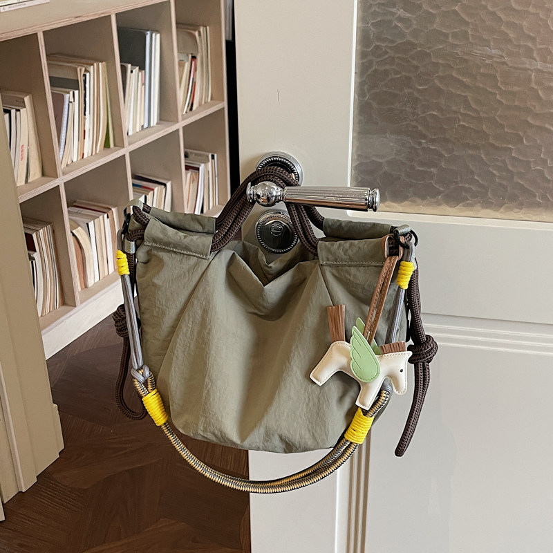 日系小众设计尼龙托特包2026春新款手提包百搭轻便休闲简约通勤包