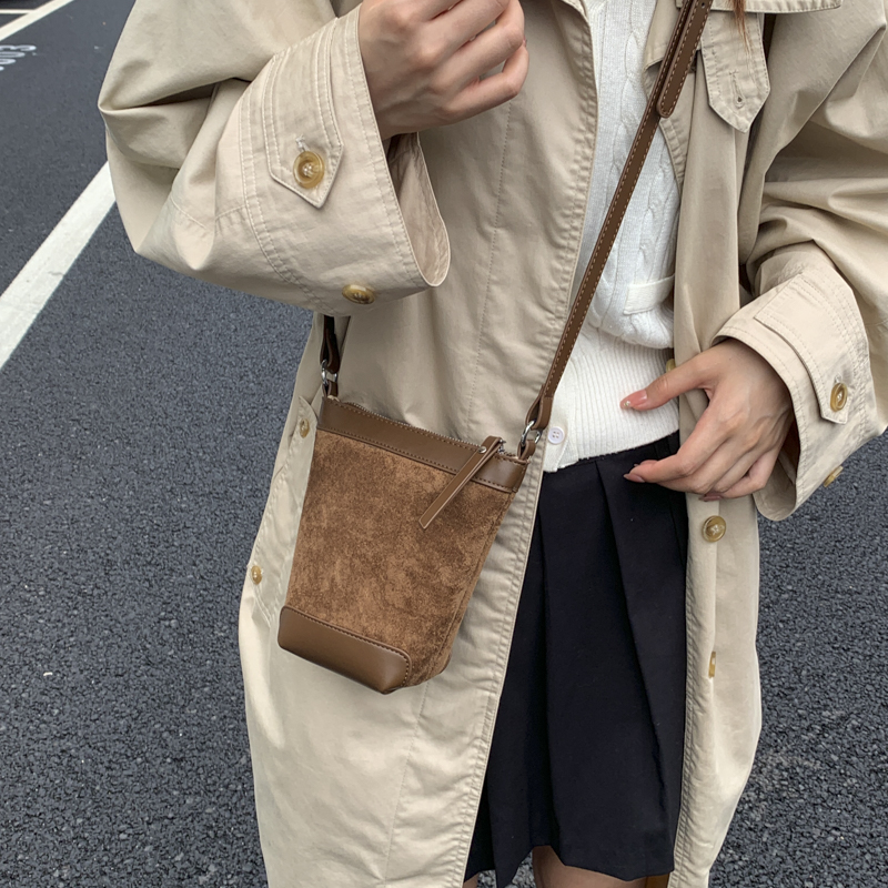 高级感磨砂绒小水桶包女2025春