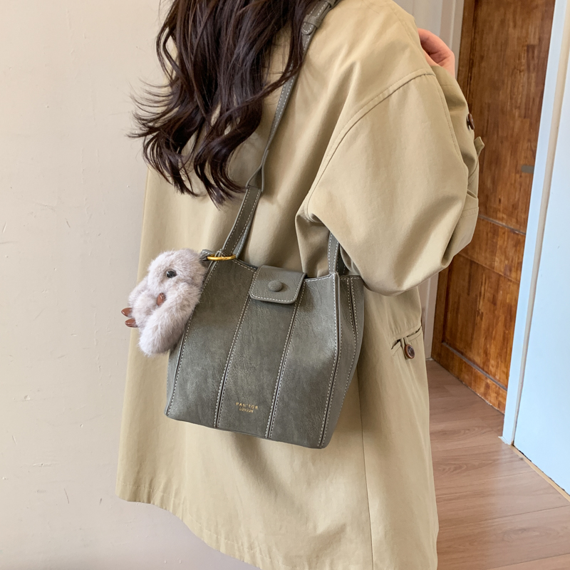 时尚复古磨砂水桶包斜挎包