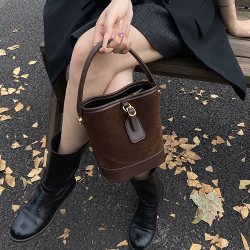 高级质感超火轻奢小众水桶包