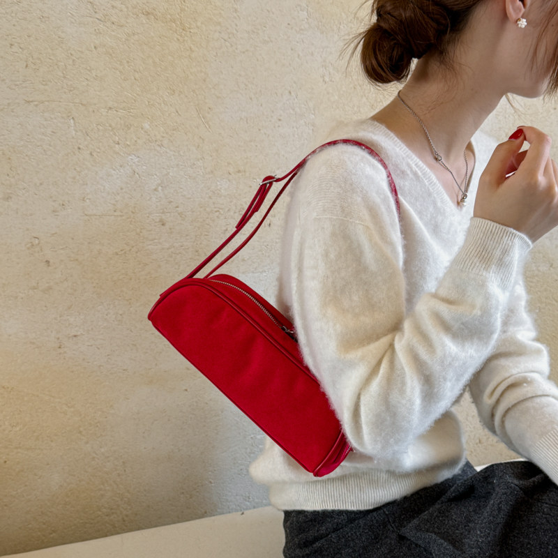 小众极简风红色麂皮荣腋下包女高级感手提斜挎包枕头包2026秋新款