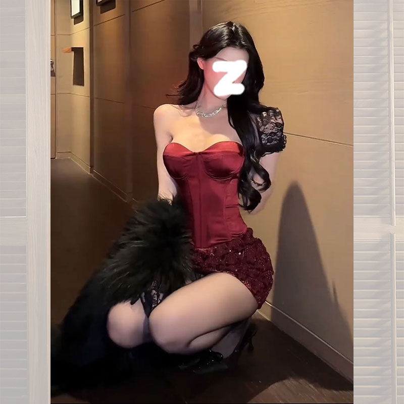 辣妹时髦红色抹胸连衣裙女2025秋冬新款拼接包臀裙性感生日裙子