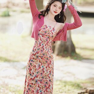 早春多巴胺套装2026法式双开叉碎花吊带连衣裙开衫两件套