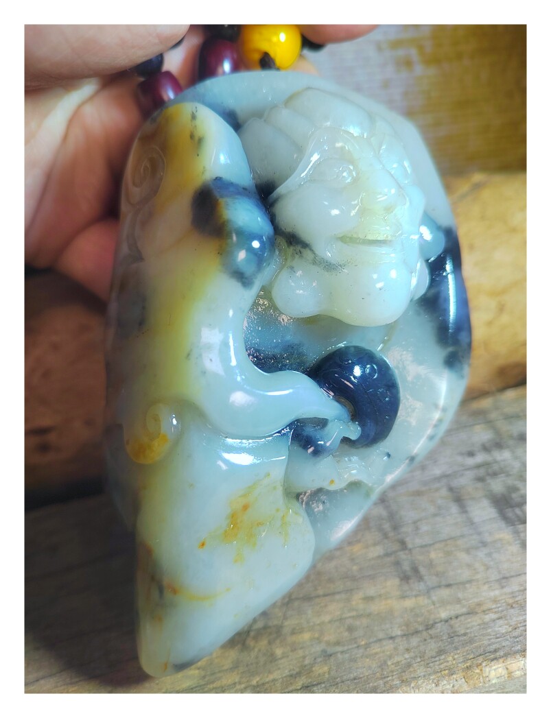 新疆和田玉点墨青花羊脂玉大把玩，属于墨玉一种玉质油润独特