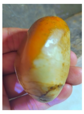 鸡蛋白皮鸡蛋黄原生新疆和田玉黄玉籽料原石，密度2.99，重114克