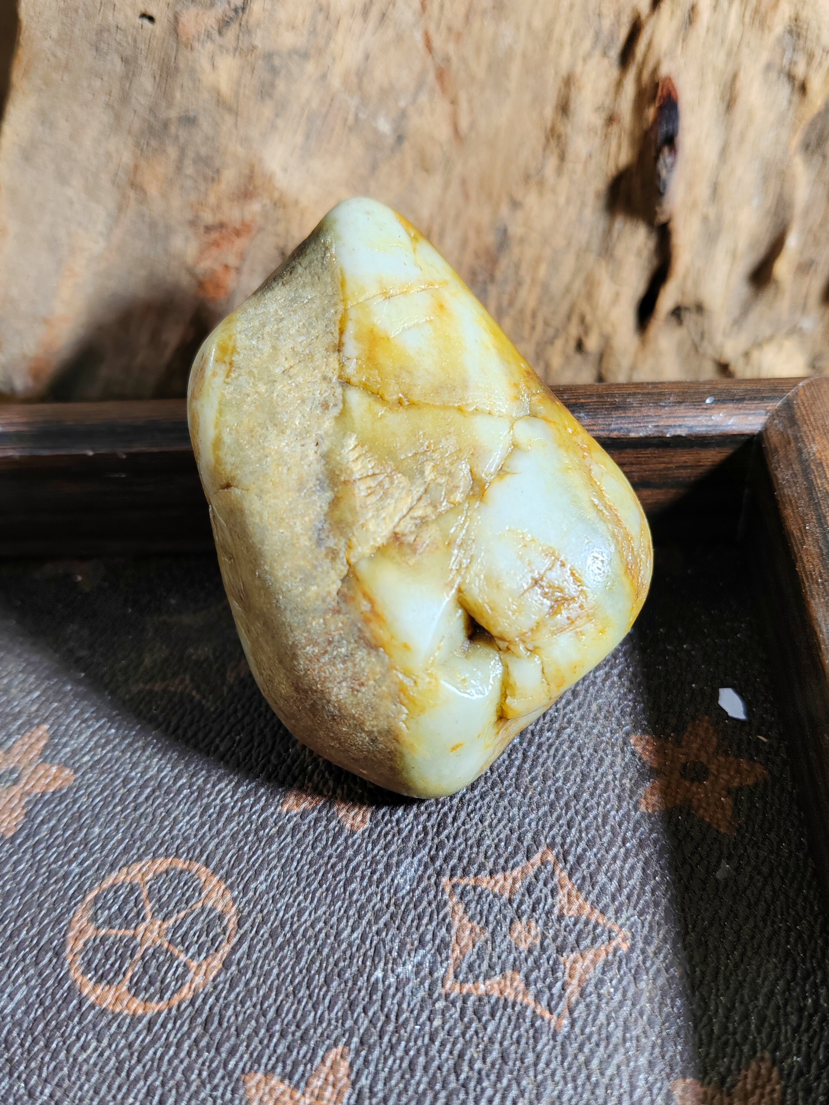 天然皮色籽料是指和田玉籽料在河道千万年冲刷、矿物质沁染形成