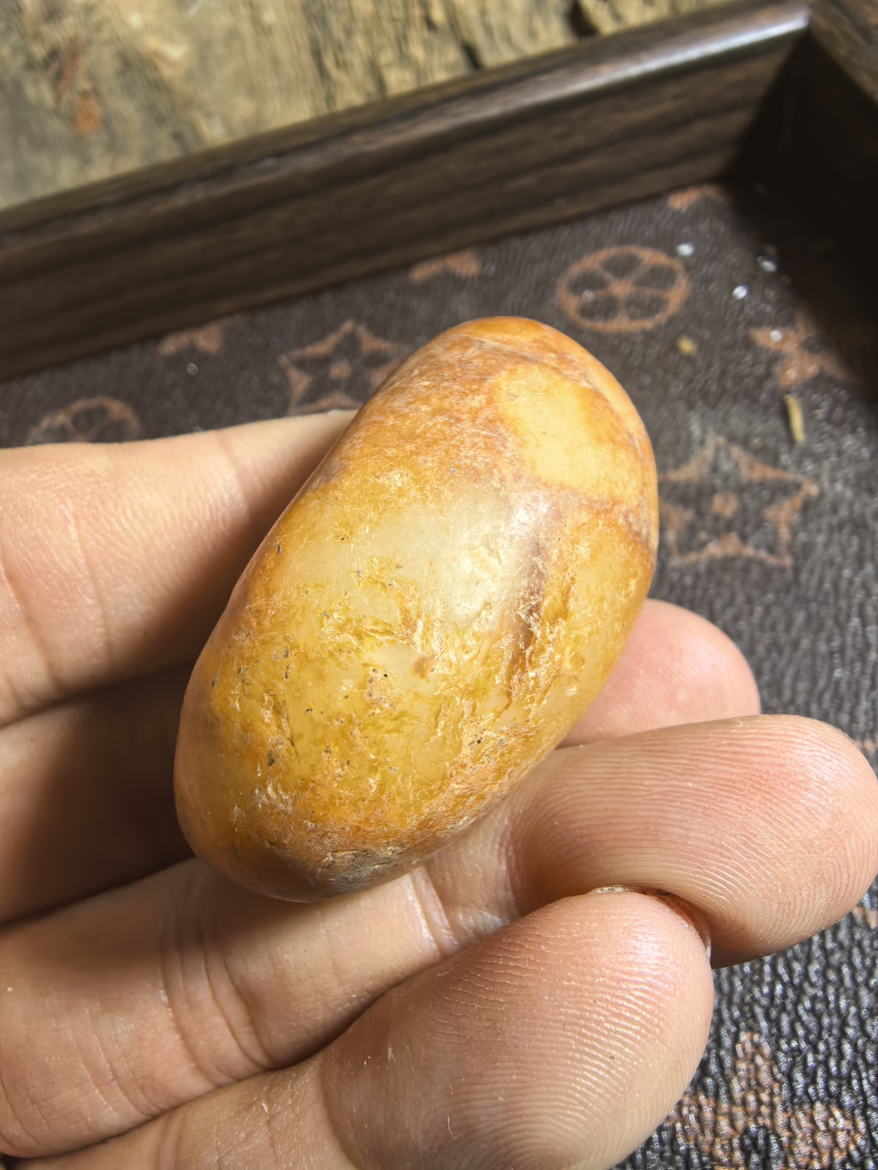 新疆玛丽艳老河道艳黄皮籽料原石，洒金皮羊脂白玉籽料原石36克