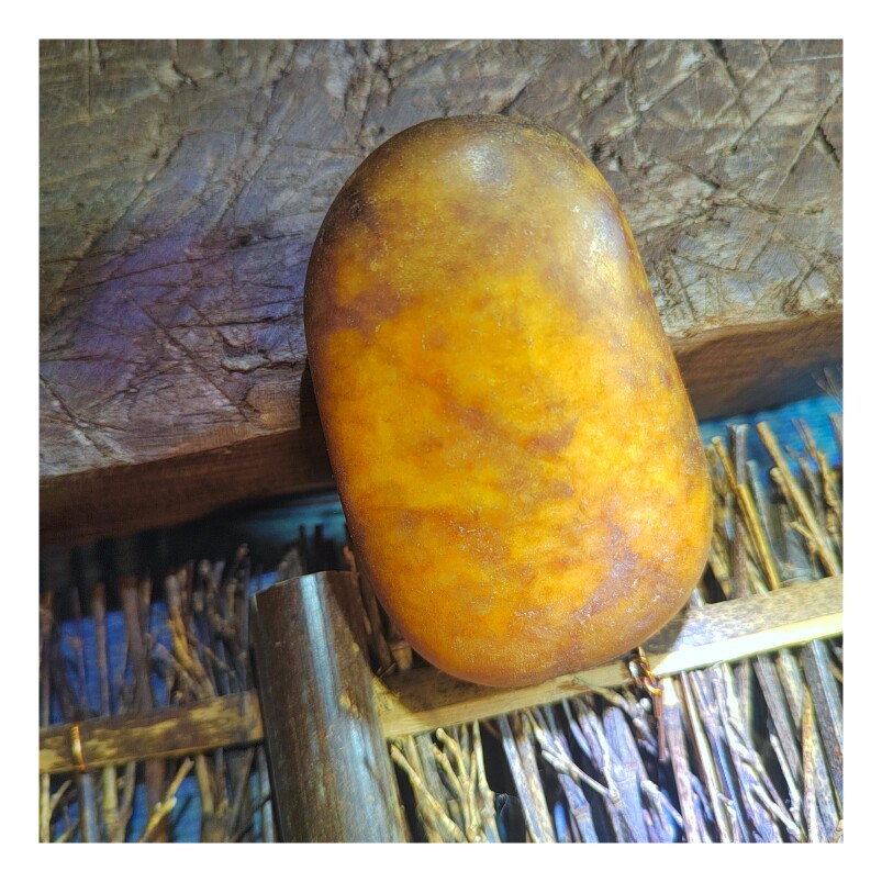 新疆玛丽艳老河道板栗黄黄玉籽料原石，密度2.99左右，像不像板栗