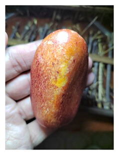 鸡蛋卵幕皮鸡油黄黄玉籽料原石，密度2.97，大自然天然之作。保真