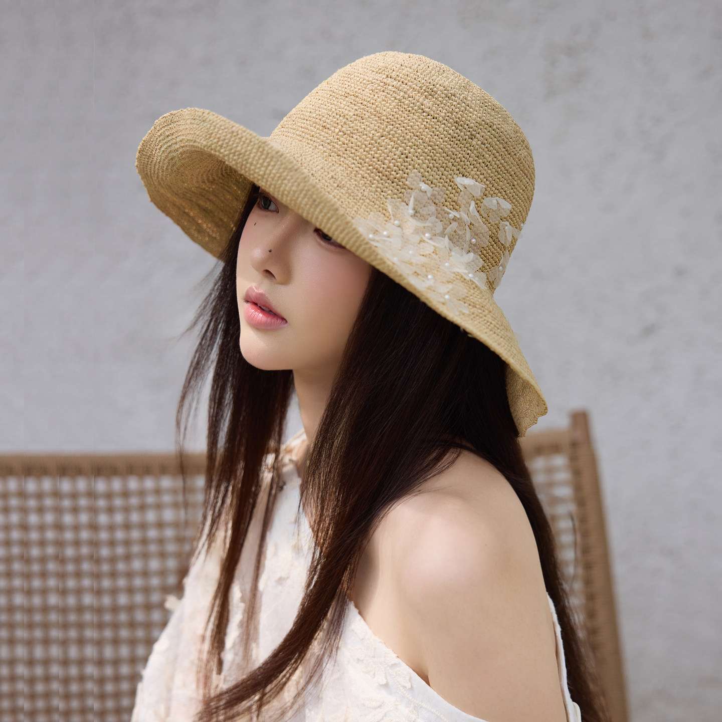 2026春夏新款雏菊拉菲草大沿盆帽手工缝珍珠花瓣帽子女草帽盆帽