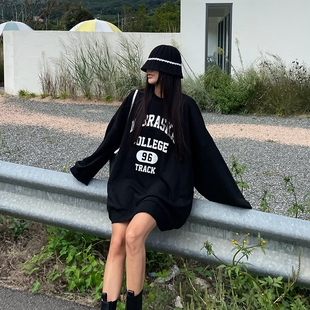 现货韩国2026春季女士字母印花黑色显瘦宽松慵懒风休闲卫衣遮肉潮