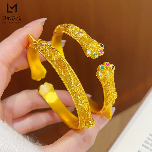 女沙金錾刻彩钻哈基米猫爪手镯