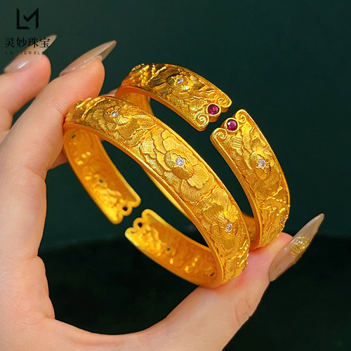 女沙金点钻錾刻九朵牡丹花手镯