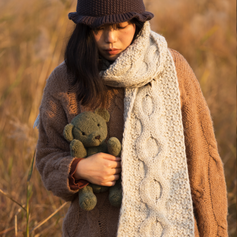 自由生长羊毛绞花白灰色围巾