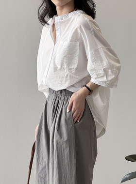 言双 法式圆领中袖衬衫女 夏季新款前短后长设计感褶皱衬衣82290