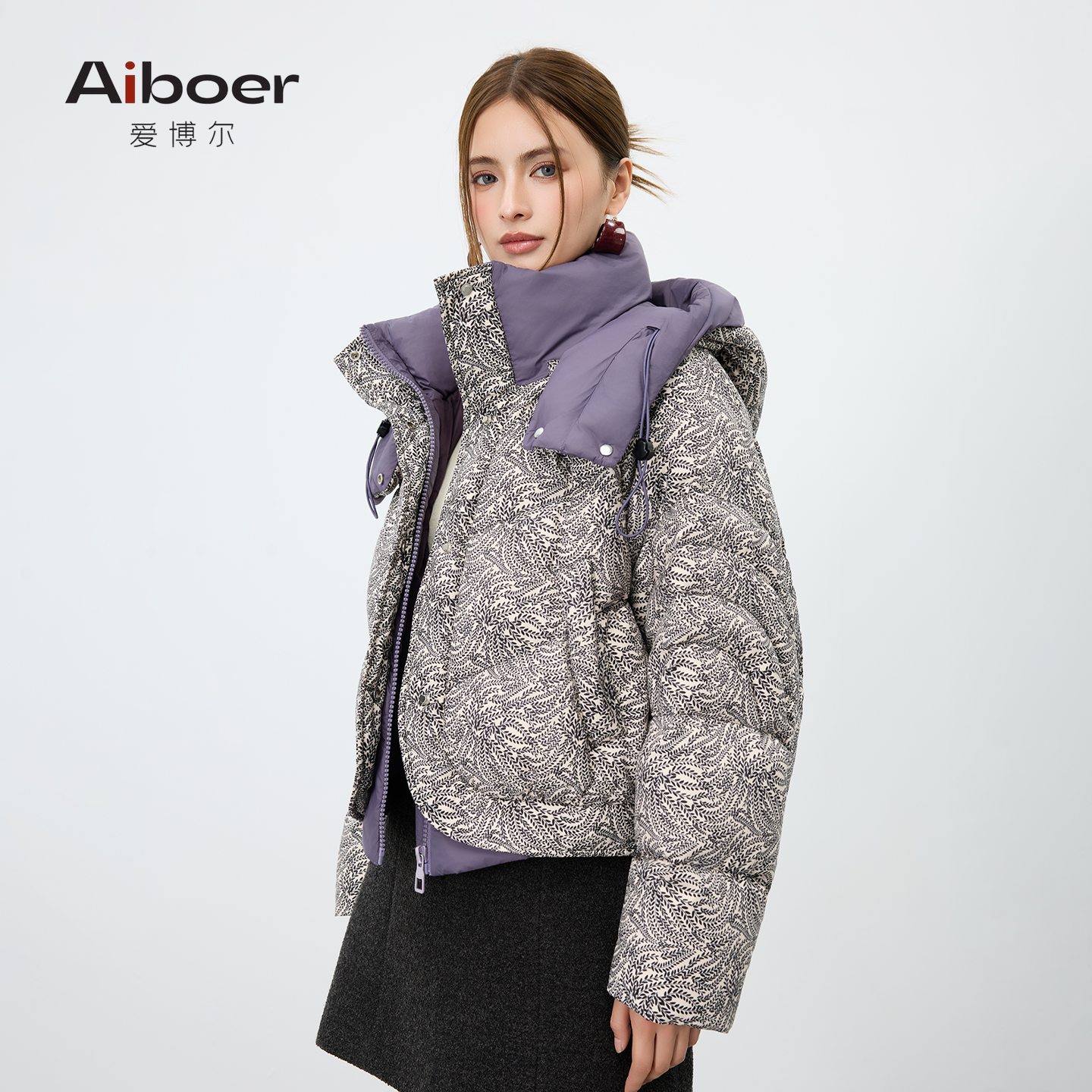 【恩佳专享】爱博尔时尚印花连帽羽绒服女短款2025冬新款S78196