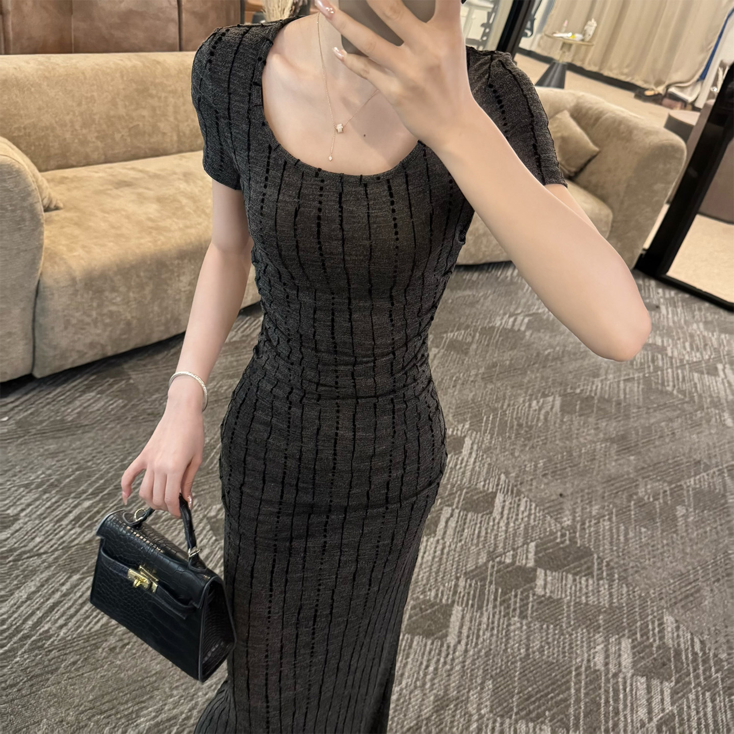 法式设计感琉璃灰竖纹系列短袖连衣裙女夏季新款轻奢高端修身长裙