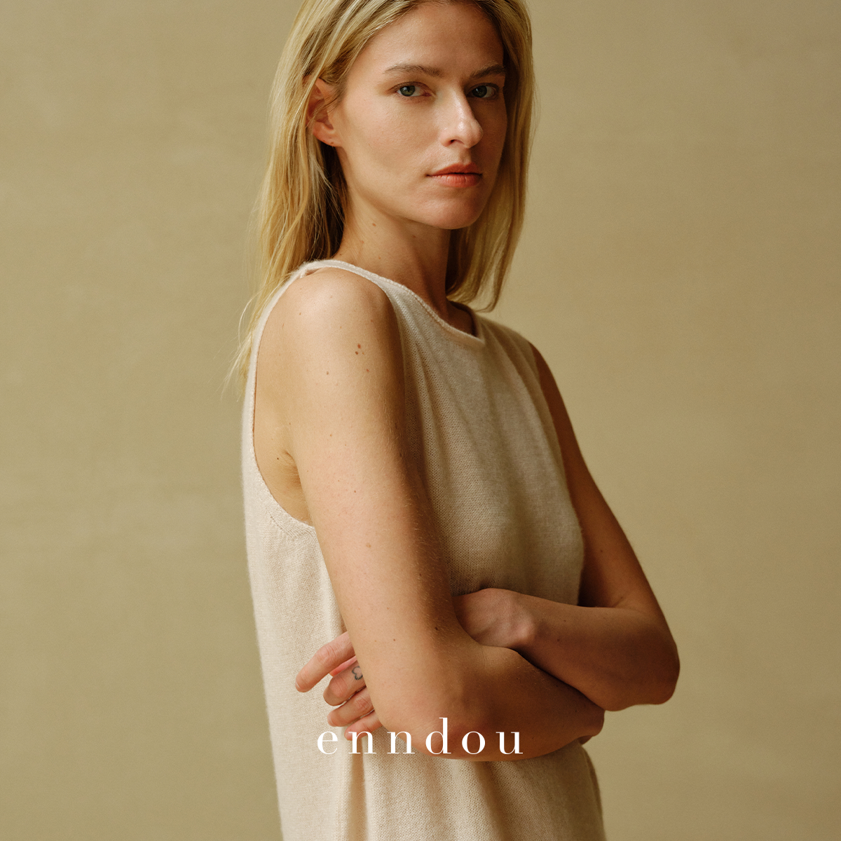 100%纯山羊绒纯色下摆开叉连衣裙