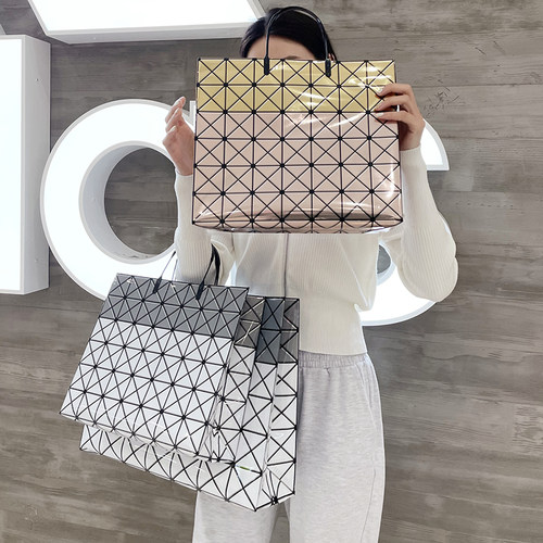 PVC大格子时尚潮流免税店购物袋