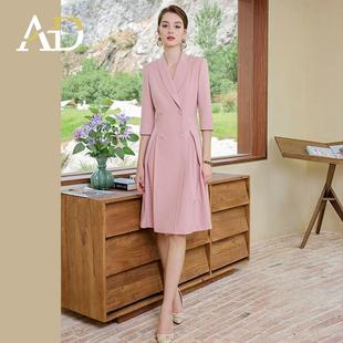 AD主持人上镜高级感粉色西装连衣裙女职业装播音艺考比赛演讲正装