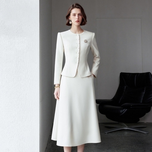 上镜演讲正式 女播音主持人正装 场合工作服 套裙职业套装 米白色西装