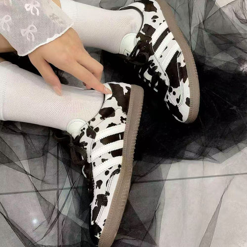 阿迪达斯女款奶牛纹印花低帮板鞋