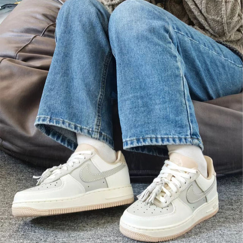 Nike/耐克AIR FORCE 1女子低帮空军一号百搭运动休闲鞋IQ1143-100