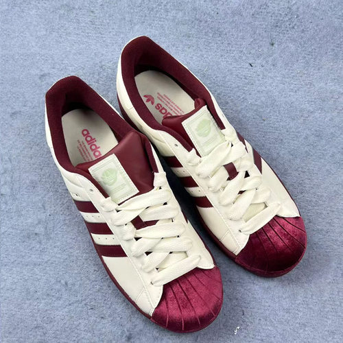 阿迪达斯防滑耐磨板鞋