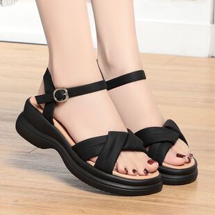凉鞋女款夏季2026新款软皮厚底一字带舒适时尚百搭外穿女士凉鞋