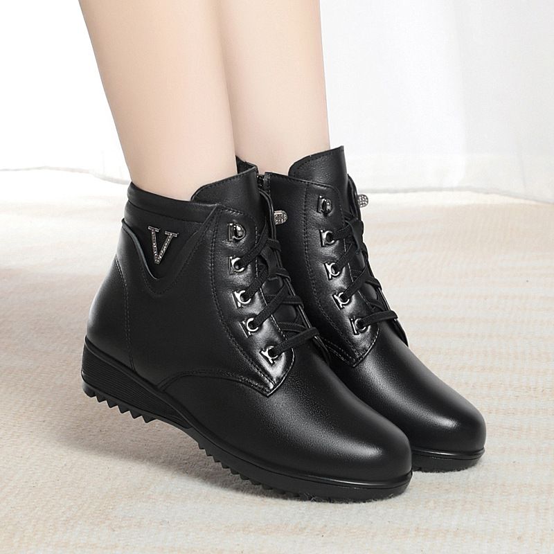 短靴女冬季新款软皮平底软底妈妈鞋中老年舒适加厚羊毛大棉鞋