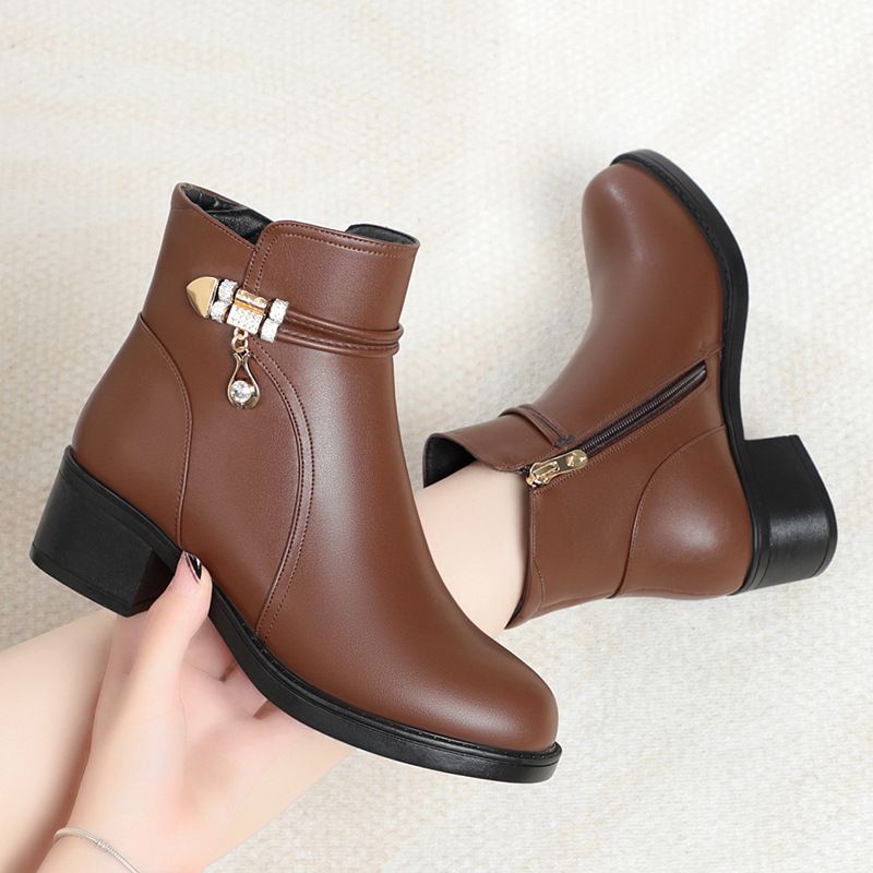 妈妈鞋子秋冬新款短靴女软皮软底舒适靴子皮鞋中老年短筒棉鞋