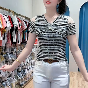 时尚V领露肩短袖T恤女黑白条纹显瘦百搭修身上衣正肩露肩套头小衫