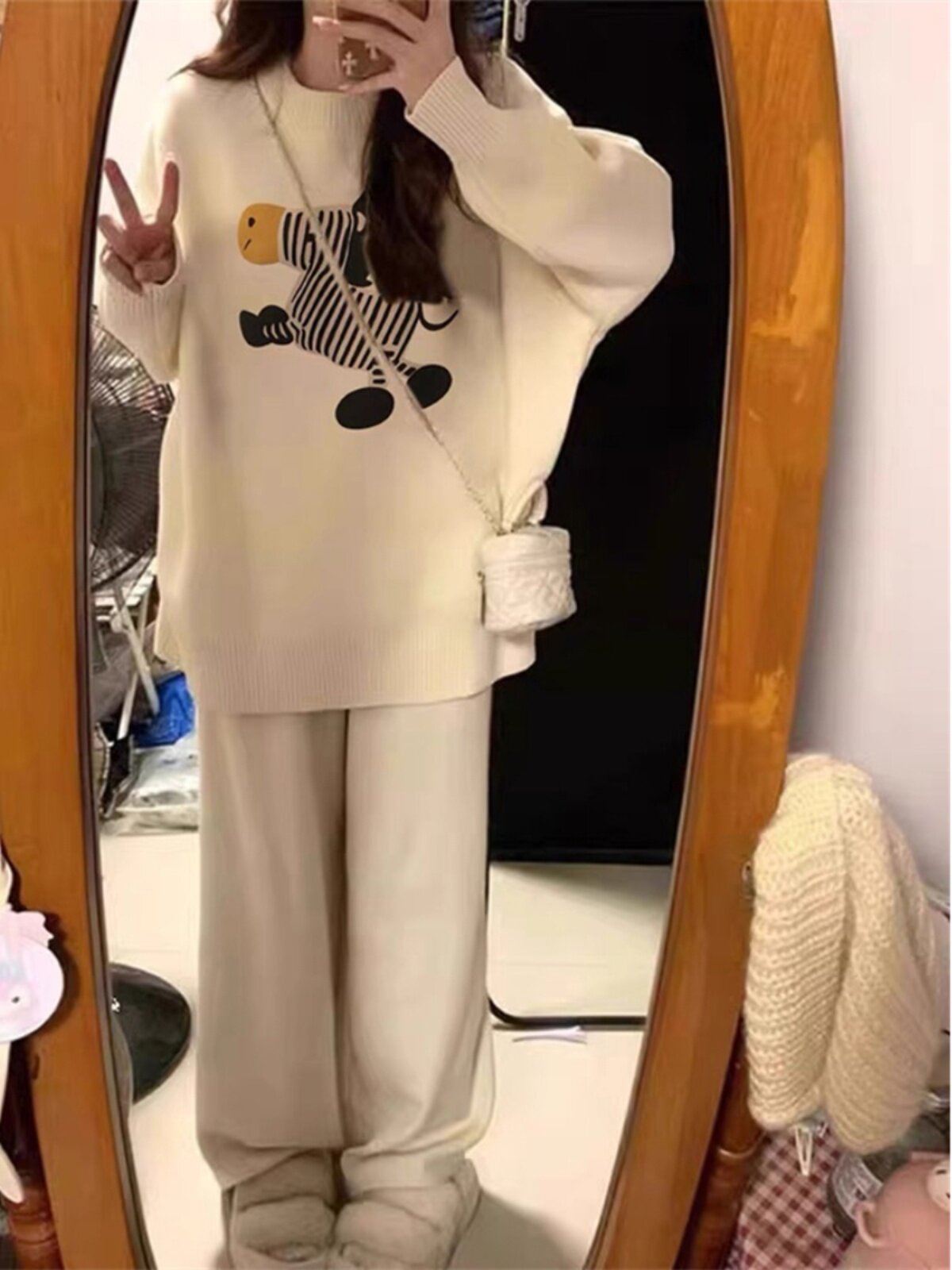 13라인 하이엔드 핫 아이템 젠틀하고 나른하고 부드럽고 왁시한 여성용 화이트 라운드 넥 스웨터 루즈한 니트 스웨터 탑