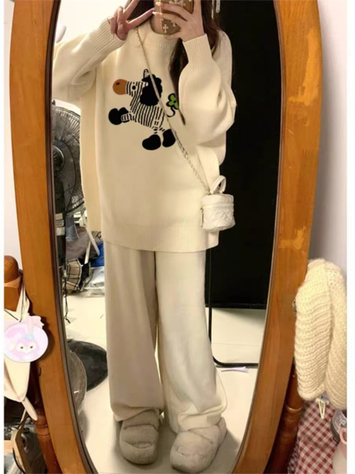 13라인 하이엔드 핫 아이템 젠틀하고 나른하고 부드럽고 왁시한 여성용 화이트 라운드 넥 스웨터 루즈한 니트 스웨터 탑