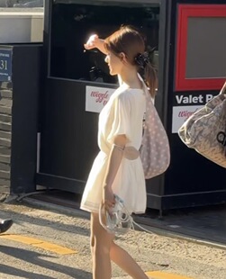 【现货】赵露思同款白色一字肩层次氛围松弛感上衣花边短裙女套装