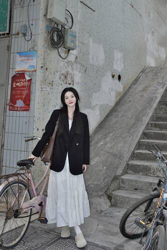 黑色西装外套带垫肩后开叉