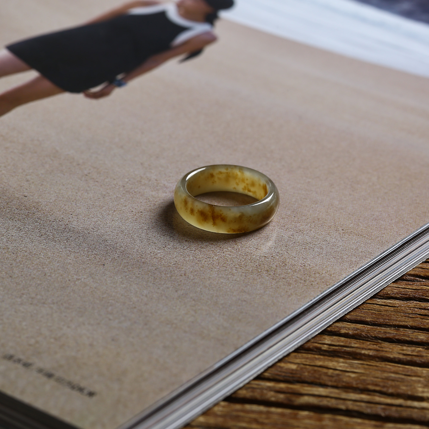 13号戒指 新疆和田玉糖料唐草纹泥鳅背圆弧素圈指环 400