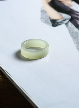 17号戒指 和田玉青白中宽直切款方口指环 363